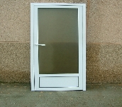Puerta abatible una hoja con zócalo de chapa doble manivela y condena interior,con cristal opaco.